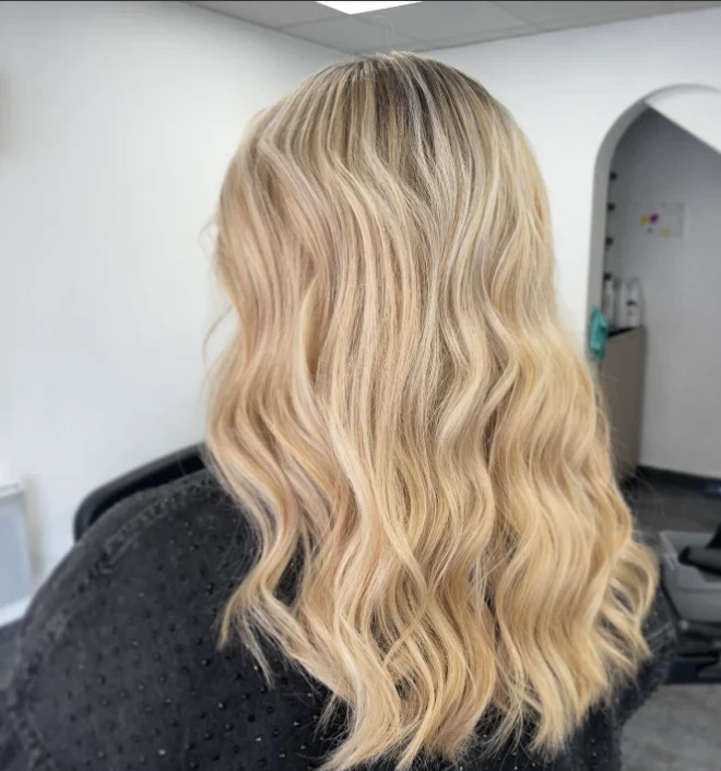 Longueurs blondes ondulées, balayage réalisé au salon Just You à Coudekerque-Branche