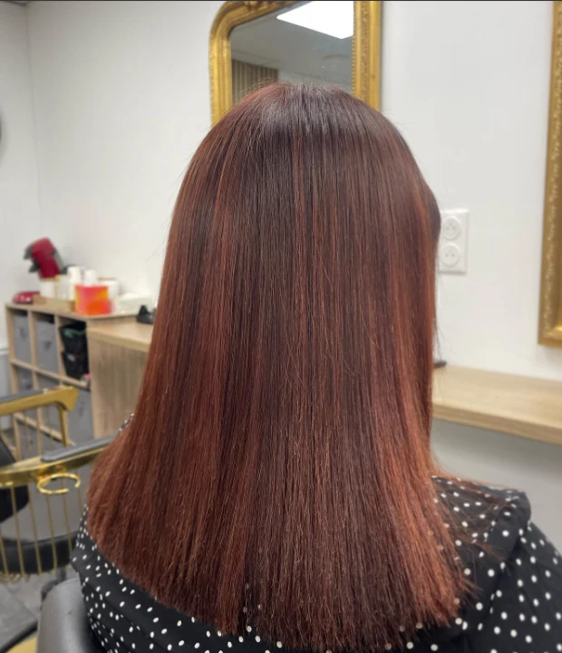 Coloration brune acajou, coiffure lisse réalisée au salon Just You à Coudekerque-Branche