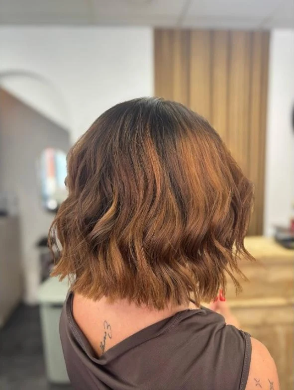 Balayage caramel sur carré court réalisé au salon Just You à Coudekerque-Branche